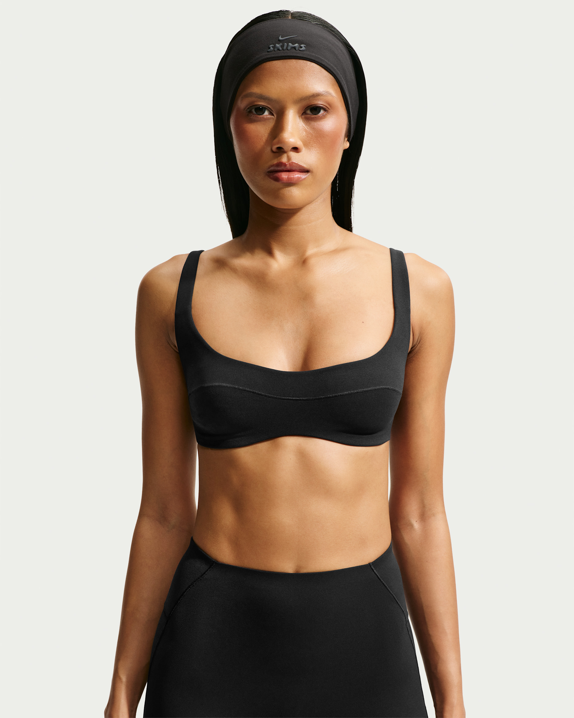 NIKE公式】NikeSKIMS Studio Stretch ウィメンズ マイクロ スポーツ